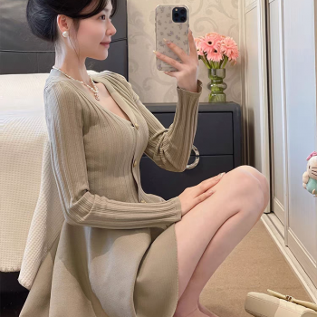 法式气质赫本风针织连衣裙夏季新款独特别致高级感收腰显瘦小短裙