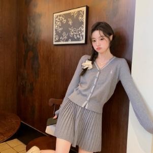 JAMUUS新款miu系撞色v领针织开衫女学院风百褶裙减龄套装